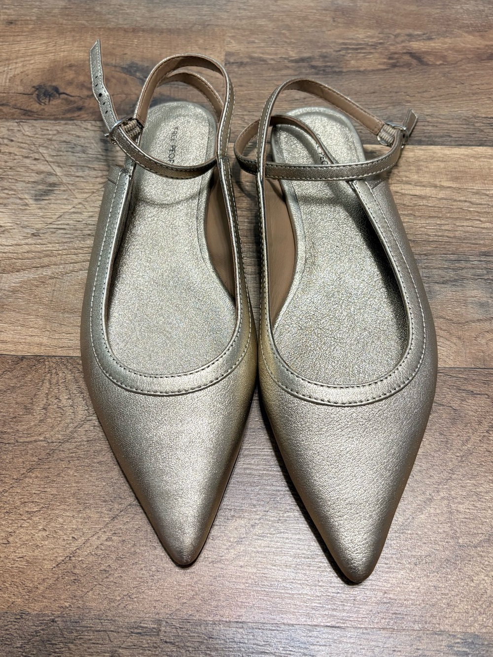 Free People metallic gold pointed toe ankle strap flats – women’s size 9 ✨
